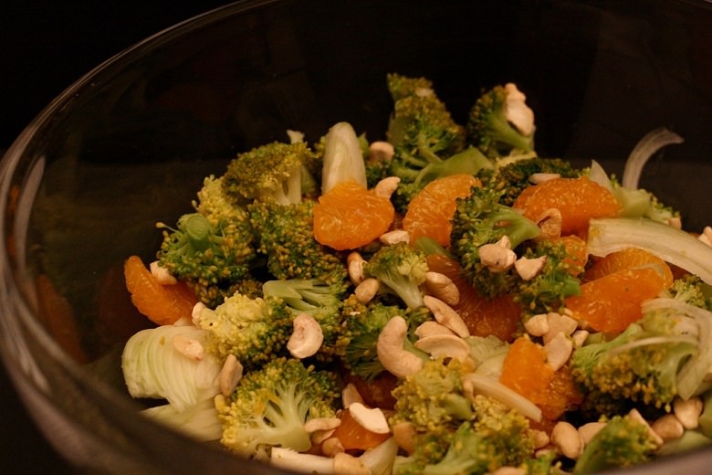 Brokkoli-Cashew Salat mit Mandarinen - bunter Salat in einer Glasschüssel.