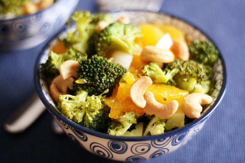 Brokkoli-Cashew-Salat mit Mandarinen - bunter Salat in einer Glasschüssel.
